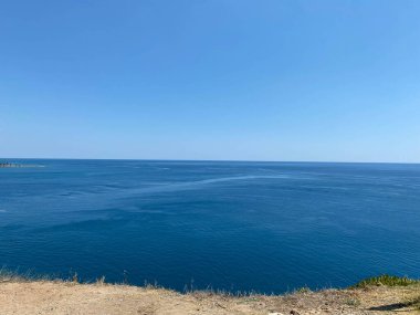 Mavi gökyüzü ile bulutlar deniz bitti. doğa kompozisyon.