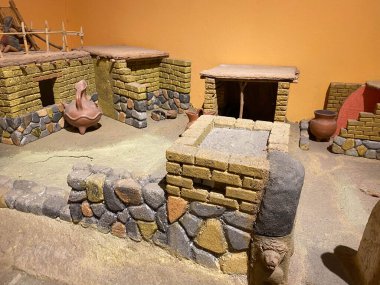 Avlu eski mağara Chufut Kale Şehir, antik araçlar, Arba, sepeti tekerlekleri parçadan kırık, vagon.