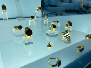 Bir değerli taş ve eski geniş nişan yüzüğü ile altın yüzük.