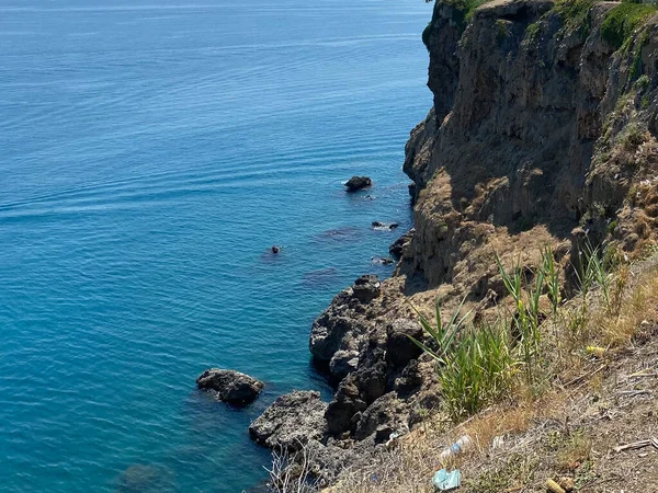 白色岩石悬崖和大海的景色 — 图库照片
