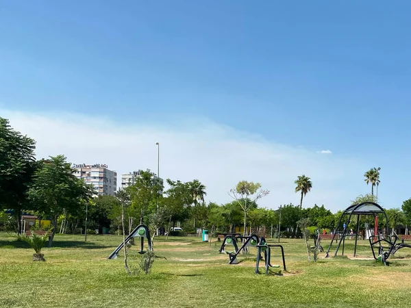 Parque Infantil Con Mucho Equipamiento Deportivo Zona Suburbana Ciudad —  Fotos de Stock