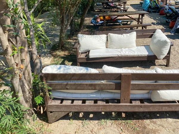 Drewniane Leżaki Stoliki Plaży Pak Pep — Zdjęcie stockowe