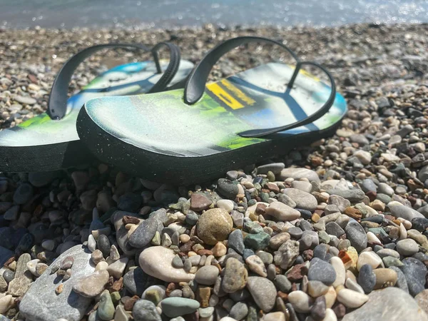 Blaue Sandalen Und Seesterne Auf Weißen Kieselsteinen Ufer — Stockfoto