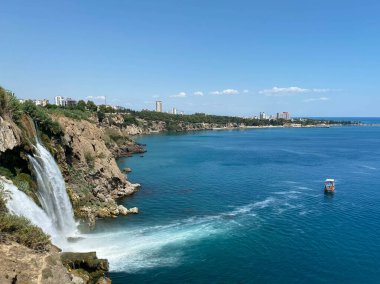 Türkiye Antalya - kayalıklardan görülen deniz mağarası ile sahil boyunca tekne gezisi.