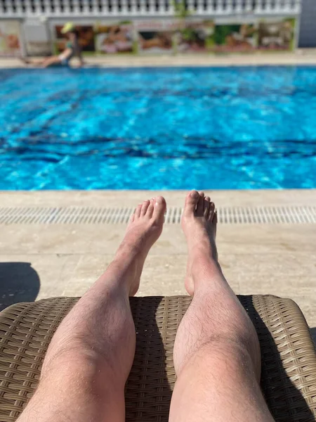 Pernas Homem Turista Masculino Encontra Uma Cadeira Praia Durante Pôr — Fotografia de Stock