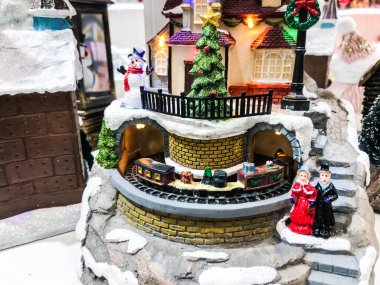 Çocuk oyuncakları kompozisyonu, renkli oyuncak tren ve beyaz arka planda hediyeler. Çocukluk oyunu konsepti okul öncesi eğitim, oyun ya da doğum günü partisi için. Plastik bloklar.