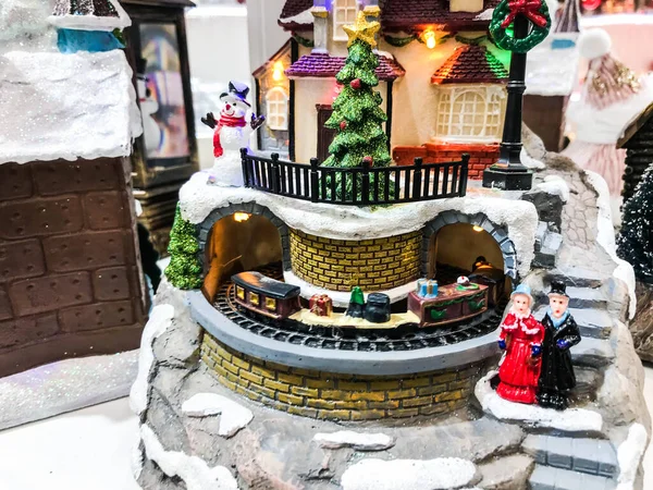 Çocuk oyuncakları kompozisyonu, renkli oyuncak tren ve beyaz arka planda hediyeler. Çocukluk oyunu konsepti okul öncesi eğitim, oyun ya da doğum günü partisi için. Plastik bloklar.