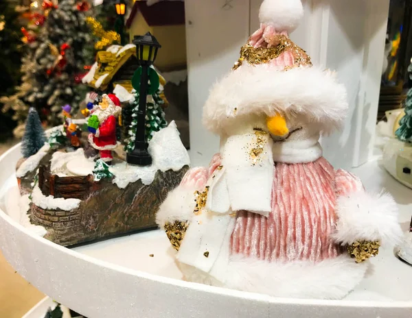 Noel süsleme balosu, Kafe restoranında Noel ağacında küçük bir kardan adam..