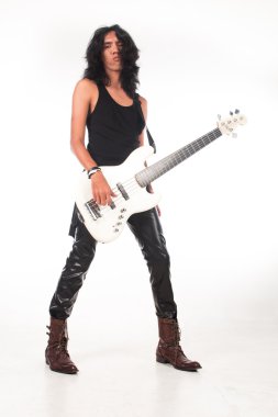 Uzun saçlı rock n roll gitar çalmak adam