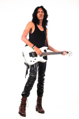 Uzun saçlı rock n roll gitar çalmak adam