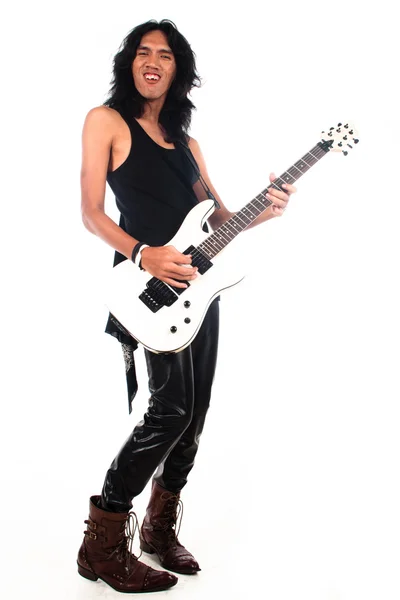 Cabelo longo rock n roll cara tocando guitarra — Fotografia de Stock