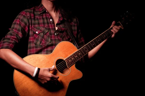 Lunghi capelli ragazzo suonare chitarra acustica — Foto Stock