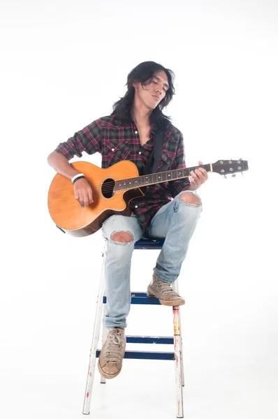 Tipo de pelo largo tocando la guitarra acústica —  Fotos de Stock