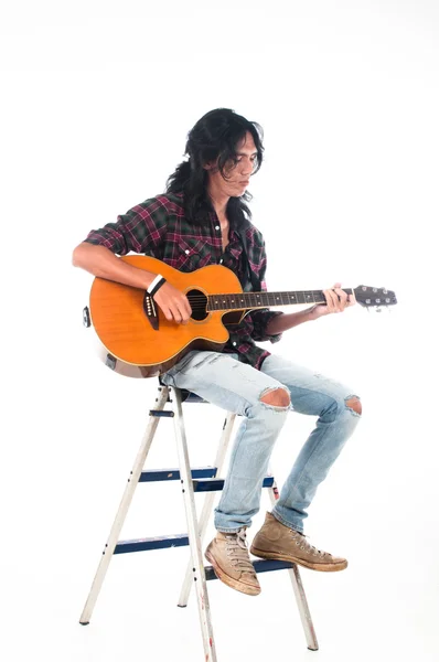 Lunghi capelli ragazzo suonare chitarra acustica — Foto Stock