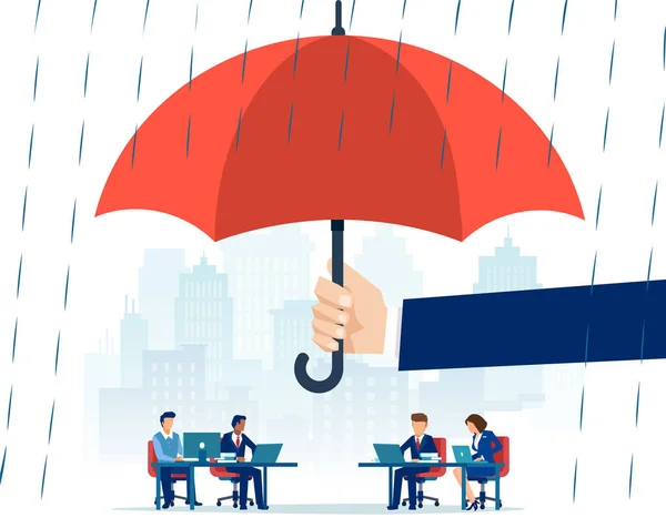 オフィスで働く従業員を守るために雨の中で大きな傘を持っている手のベクトル — ストックベクタ