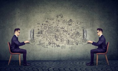 Kişisel yedekleme veri klonuyla bilgisayar üzerinde çalışan iş adamı 