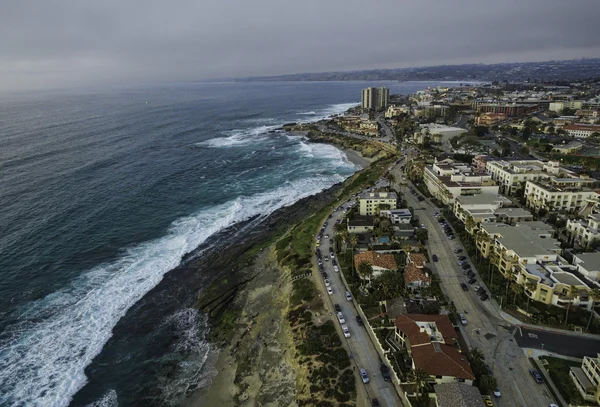 Hermosa costa de la ciudad cerca del océano — Foto de Stock