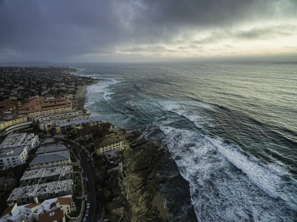 Hermosa costa de la ciudad cerca del océano — Foto de Stock