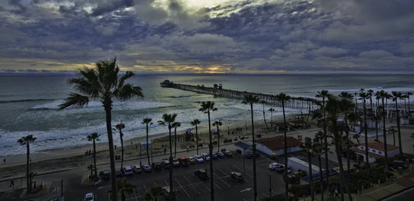 Ciudad cerca de la costa del océano — Foto de Stock