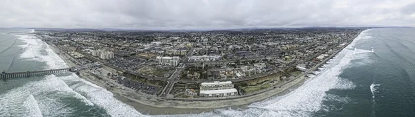 Cidade grande perto do oceano — Fotografia de Stock