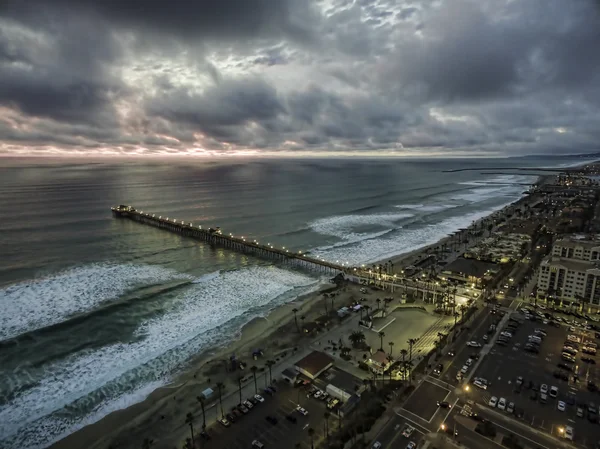 Ciudad cerca de la costa del océano — Foto de Stock