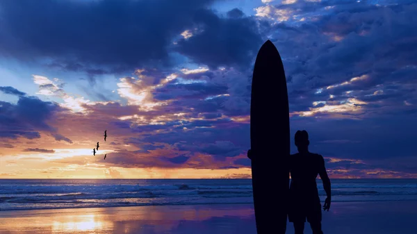 Sylwetka surfer, w pobliżu oceanu — Zdjęcie stockowe