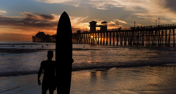 Silhouet van surfer in de buurt van de Oceaan — Stockfoto