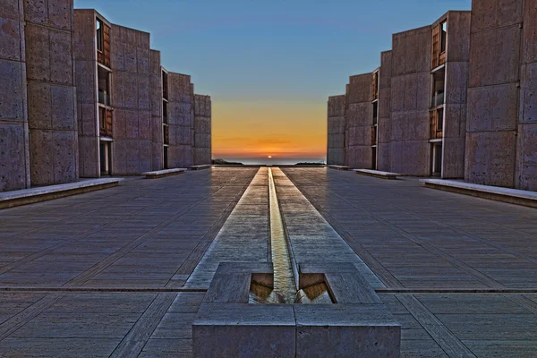 The Salk Institute frames a view of the Pacific Ocean during the Autumnal Equinox — Stock Photo, Image