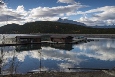 Lake Minnewanka, Banff, İngiltere.