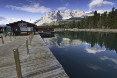 Lake Minnewanka, Banff, İngiltere.