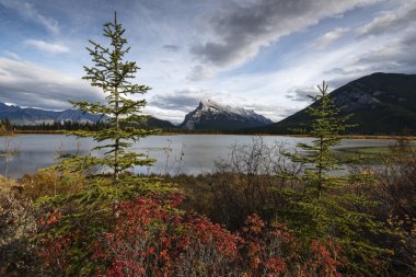 Vermilion göller ve Mount Rundle