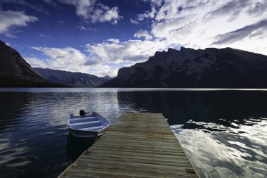Lake Minnewanka, Banff, İngiltere.