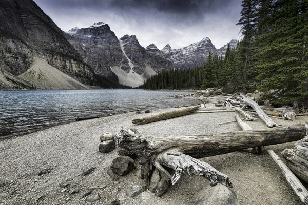 Jezioro Moraine, Banff, Alberta, Kanada. — Zdjęcie stockowe