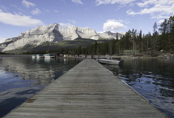 Lake Minnewanka, Banff, Alberta, Canadá . — Fotografia de Stock