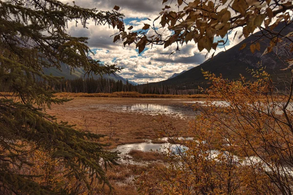 Vermilion meren en Mount Rundle — Stockfoto