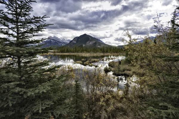 Vermilion meren en Mount Rundle — Stockfoto