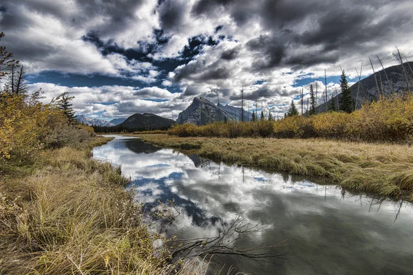 Lagos de vermelhão e monte Rundle — Fotografia de Stock