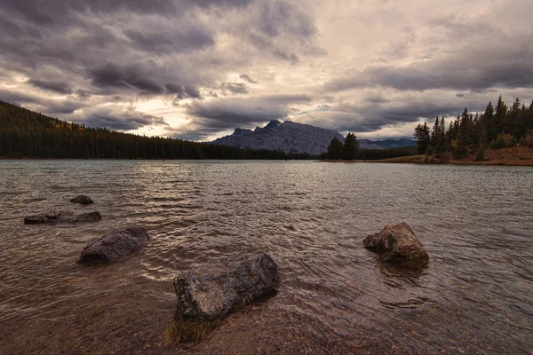 Soluppgång på två Jack Lake — Stockfoto