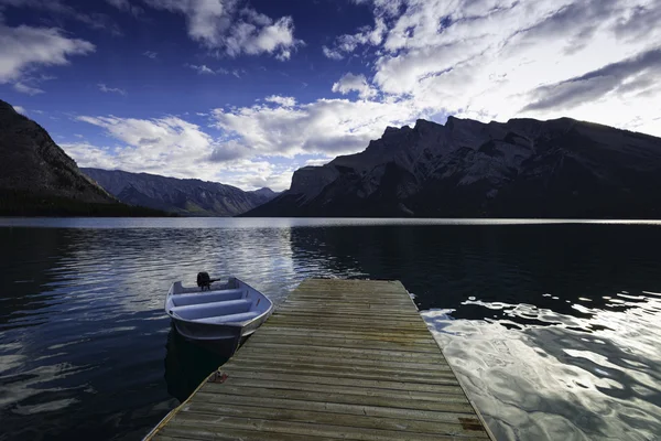 Jezero Minnewanka, Banff, Kanada. — Stock fotografie