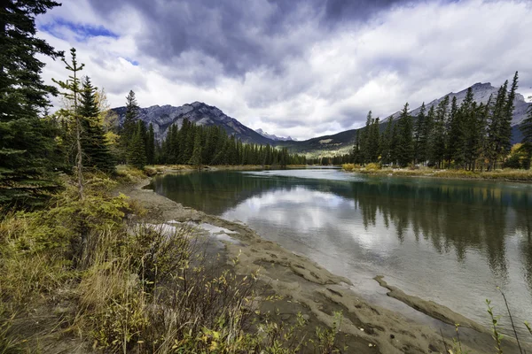 Bow rivier in de buurt van Banff — Stockfoto