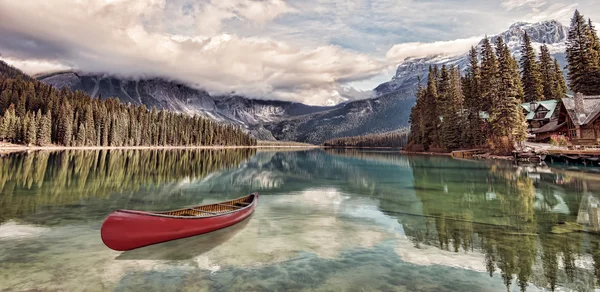 Boat on Emerald Lake — Stock Photo, Image