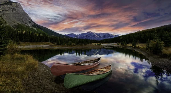 Kanoe v národním parku Banff — Stock fotografie