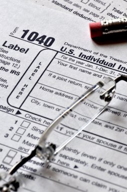 Gözlük ve kalem ile vergi formu