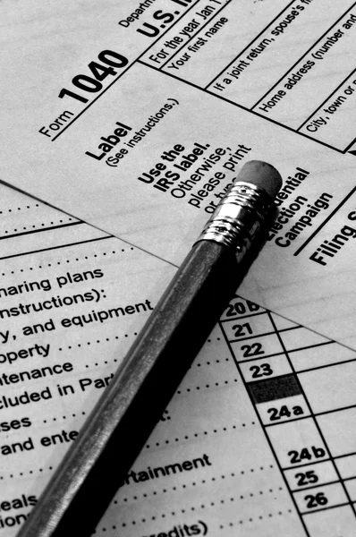 Formulario de impuestos con lápiz —  Fotos de Stock