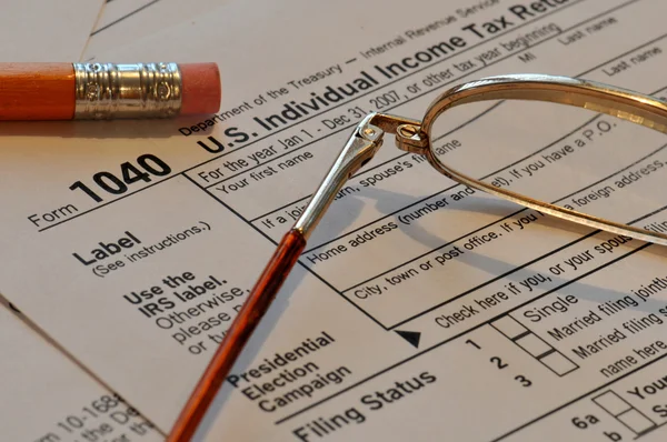 Forma fiscal com óculos e lápis — Fotografia de Stock