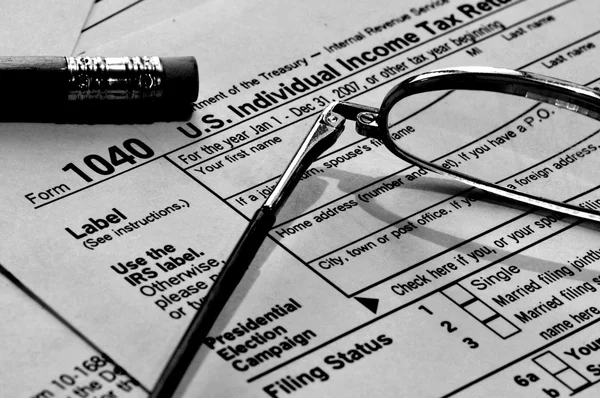 Tax form with eyeglasses and pencil — Stock Photo, Image