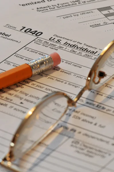 Φορολογική μορφή με γυαλιά και μολύβι — Φωτογραφία Αρχείου
