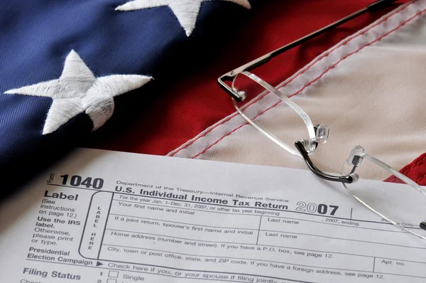 Formulário fiscal na bandeira americana — Fotografia de Stock