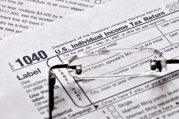 Tax form with eyeglasses — Stock Photo, Image