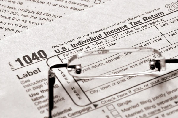 Tax form with eyeglasses — Stock Photo, Image